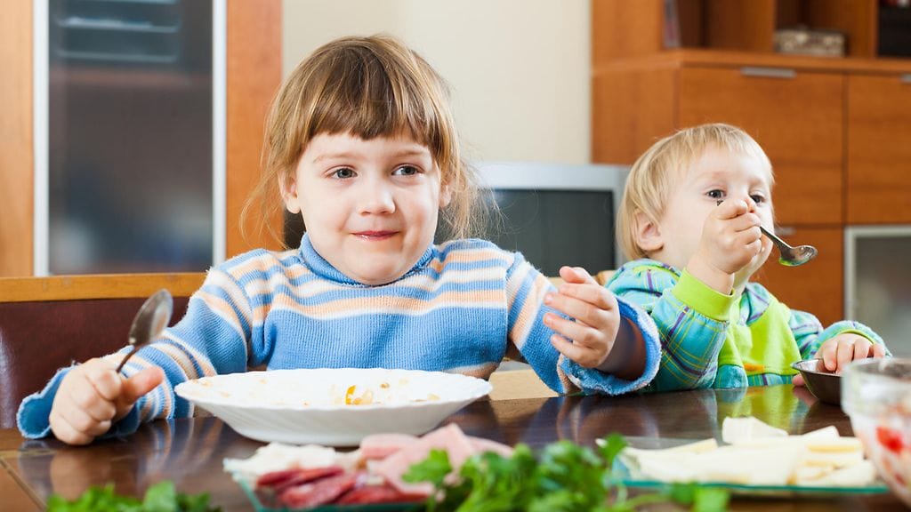 Tutkijat pohtivat, onko kyse siitä, että vanhemmat kenties muokkaavat tapaa ruokkia lapsiaan, kun uusia sisaruksia syntyy maailmaan.