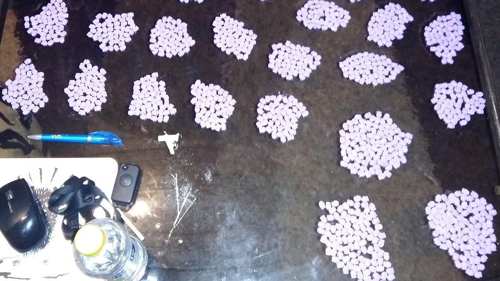 Poliisi teki kotietsinnän kolmekymppisen miehen asunnolle, sieltä takavarikoitiin noin 50 grammaa amfetamiinia ja noin 200 kappaletta ekstaasia.