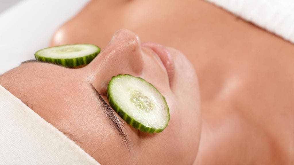 Vanha neuvo pitää edelleen paikkansa. Kurkkuviipaleet kosteuttavat tehokkaasti ihoa.