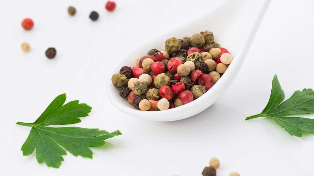 Erilaiset pippurit sopivat erityylisten ruokien maustamiseen.