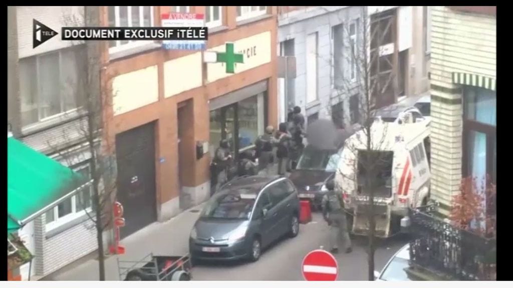 Ranskalainen iTélé-kanava on julkaissut videon, missä näkyy maaliskuinen poliisioperaatio, joka päättyi Pariisin iskujen pääepäilty Salah Abdeslamin pidätykseen. Kuvakaappaus.