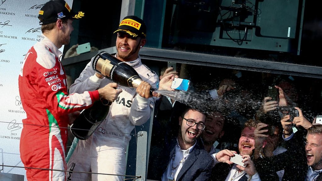 Sebastian Vettel ja Lewis Hamilton Australian GP:n palkintojenjaossa.