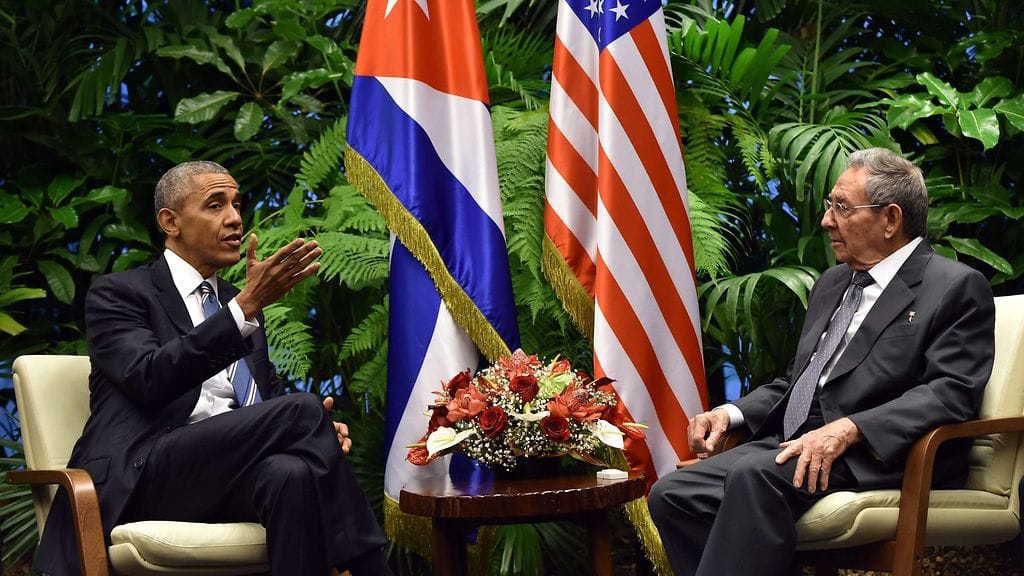 Presidentit Barack Obama ja Raúl Castro tapasivat maanantaina Kuubassa.