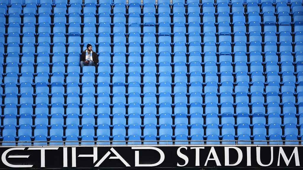 Yksinäinen fani Etihad Stadiumilla