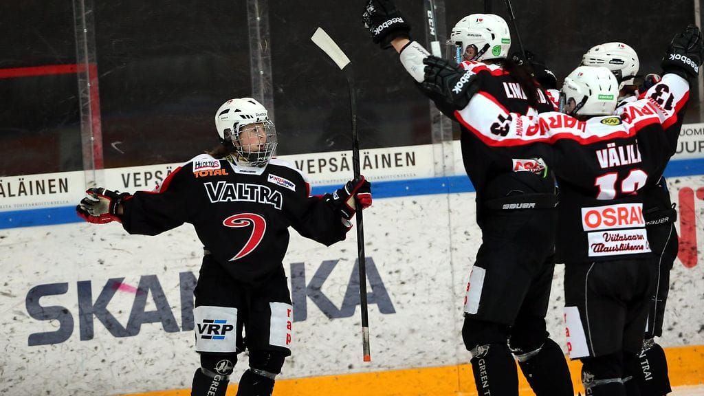 Sanni Hakala (vas.) tuulettaa maalia JYPin paidassa. Hän liittyy MM-joukkueeseen.