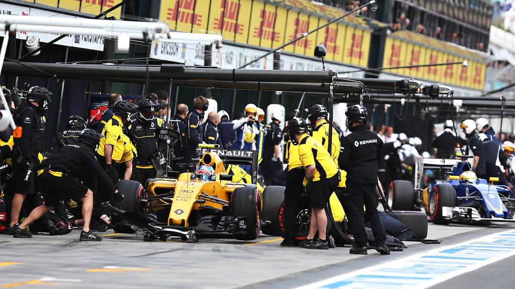 Pudotusuhka toi aika-ajoon enemmän vipinää varikkosuoralle.