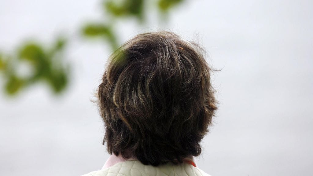 Hiusten harmaantuminen voi herättää omaan vanhenemiseen.