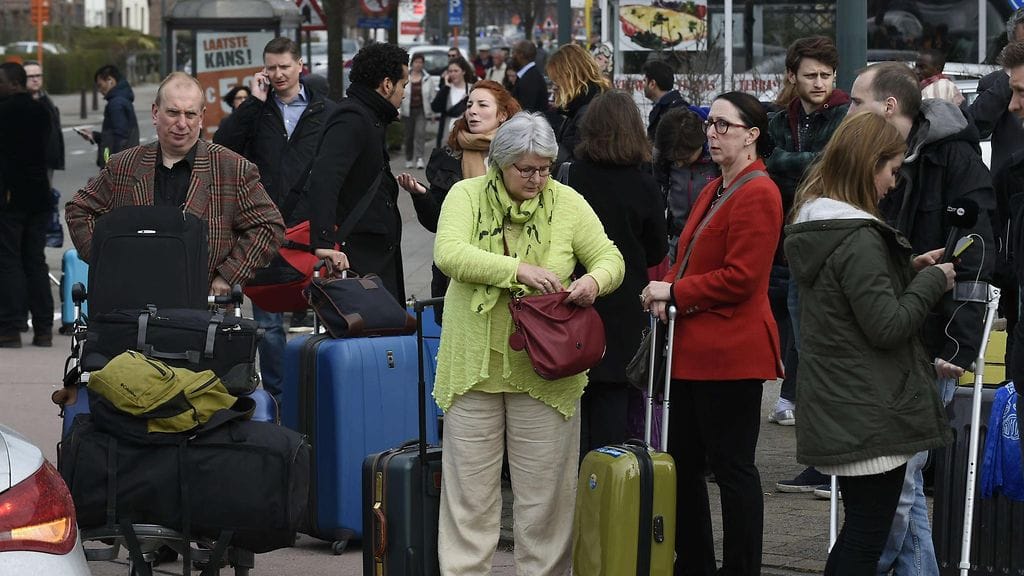 Evakuoituja ihmisiä Brysselin lentokentällä 22. maaliskuuta.