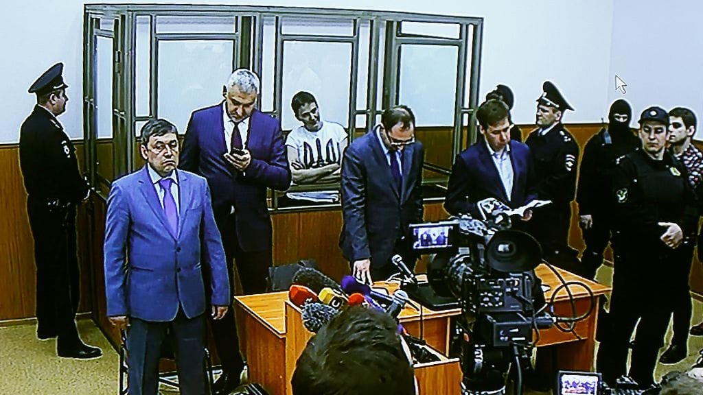 Nadija Savtshenko oikeudessa tänään. Kuvakaappaus tv-lähetyksestä Donetskin oikeustalolta.