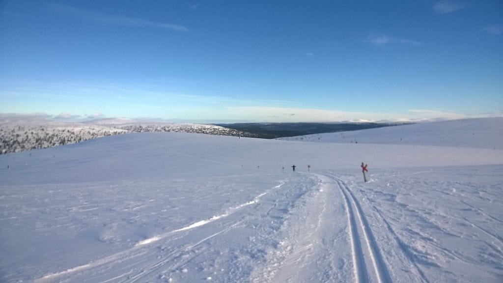 Lähiviikkoina kelpaa hiihtää koko maassa.