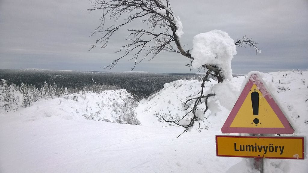 Lumivyöryjen riski on kasvanut lumisateiden ja tuulen vuoksi. Varoitus on voimassa kaikissa Lapin suurimmissa hiihtokeskuksissa.