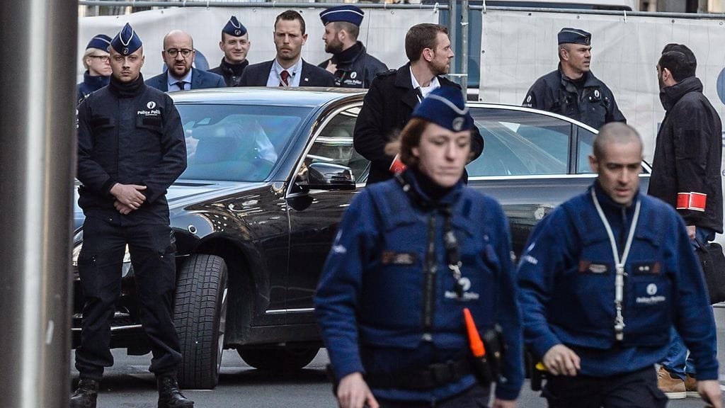 Belgian pääministeri Charles Michel (kolmas vasemmalta) vieraili metroasemalla, jonne iskettiin aamulla.