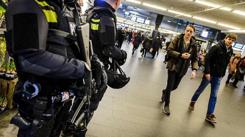 Turvatoimia Brysselin iskujen takia nostettiin ympäri Eurooppaa. Kuvassa poliiseja partioimassa Amsteradamin keskusasemalla 22. maaliskuuta 2016.