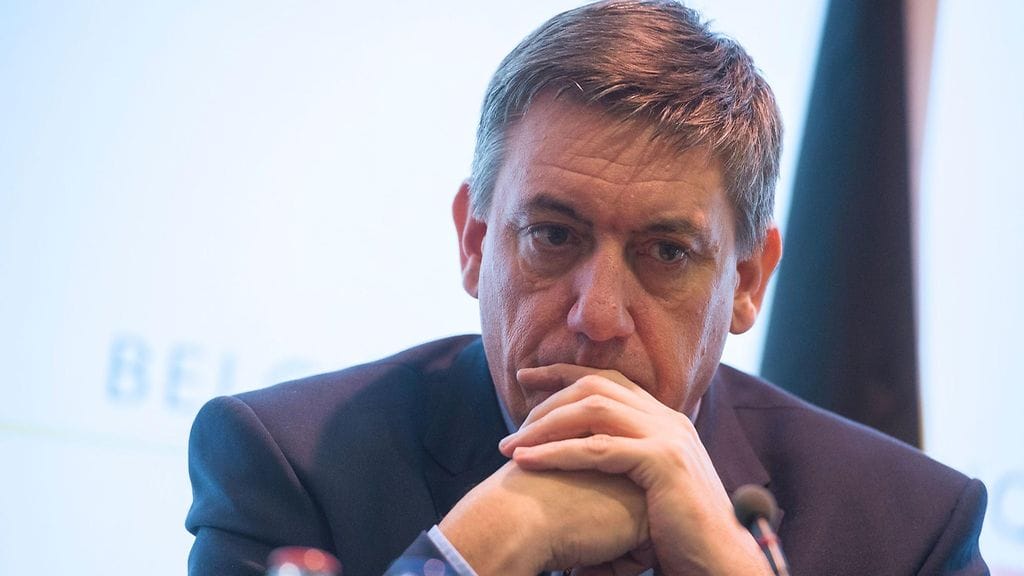 Belgian sisäministeri Jan Jambon 15.3.2016 terroristijahtia koskevassa tiedotustilaisuudessa.