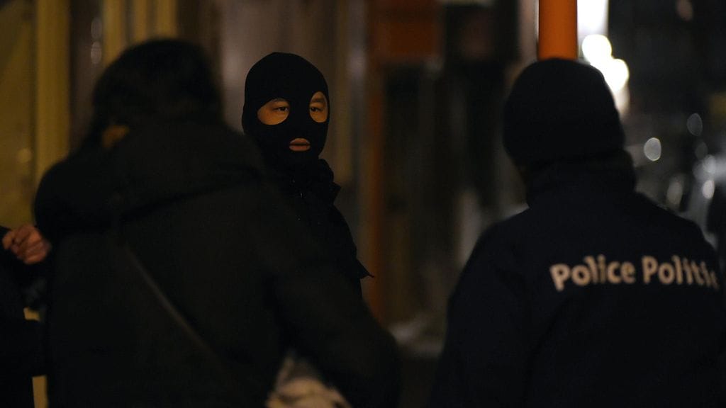 Belgian poliisi on aiemminkin etsinyt Brysselin iskun osallisia Schaerbeekin alueelta. Kuvituskuvaa operaatiosta maaliskuulta.