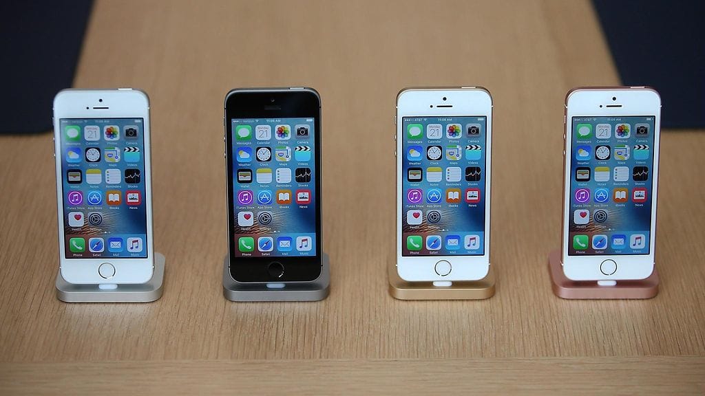 Kuvassa Applen uutuuspuhelin iPhone SE.