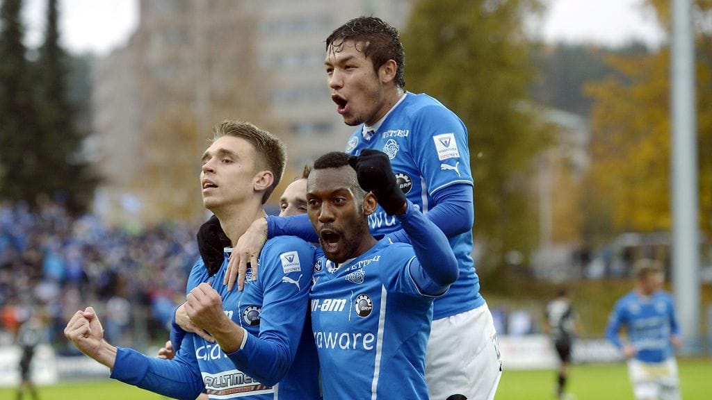 John Oluremi William (edessä) jatkaa RoPSissa