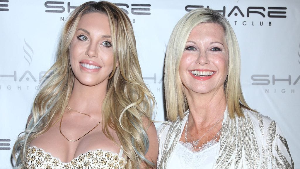 Chloe Lattanzi (vas.) ja Olivia Newton-John.