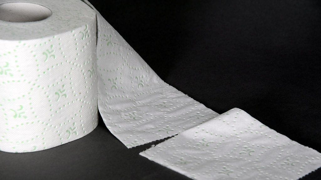 Tuoksun luomiseen tarvitset vain vessapaperirullan ja eteeristä öljyä tai esimerkiksi saunatuoksua.