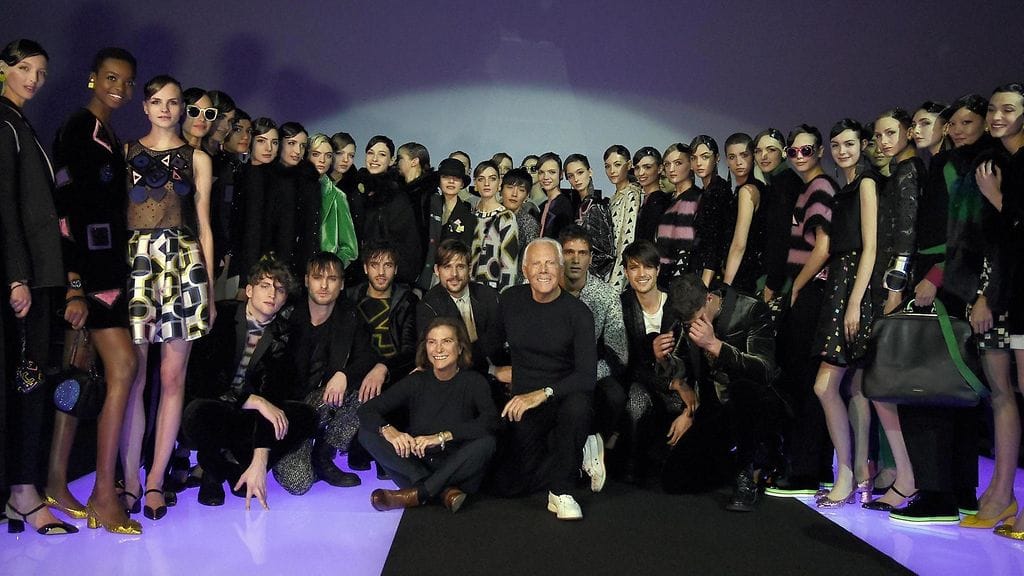 Giorgio Armani mallien keskellä Milanon muotiviikoilla helmikuussa.