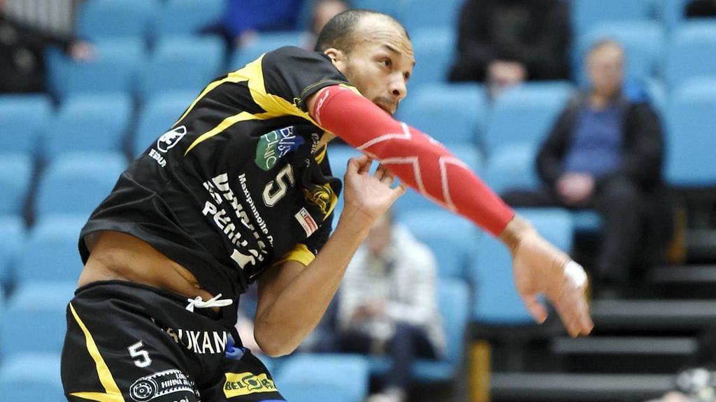 Hurrikaanin Ryan Jay Owens loisti.