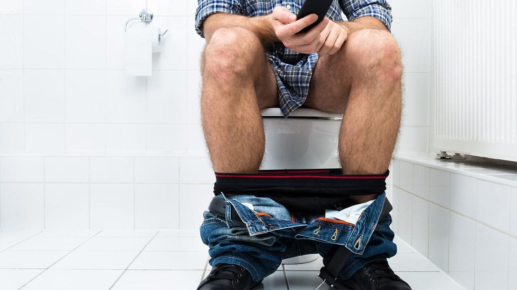 Moni meistä selaa puhelintaan vessassa, vaikka se ei todellakaan kannattaisi.