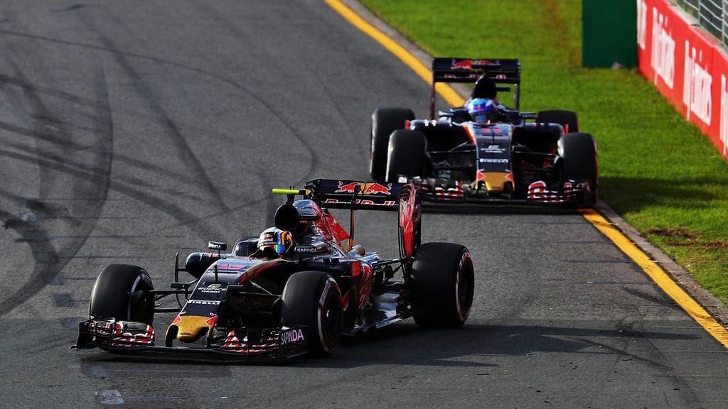 Carlos Sainz perässään Max Verstappen Australian GP:ssä.