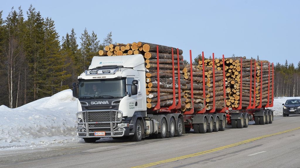 104 tonnia painava ja 33 metriä pitkä ajoneuvoyhdistelmä on tiettävästi Euroopan järein.