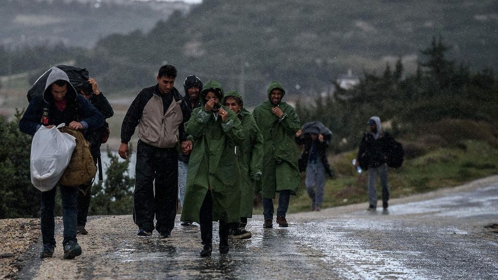Pakolaisia Turkin Cesmessä viime vuoden maaliskuussa.