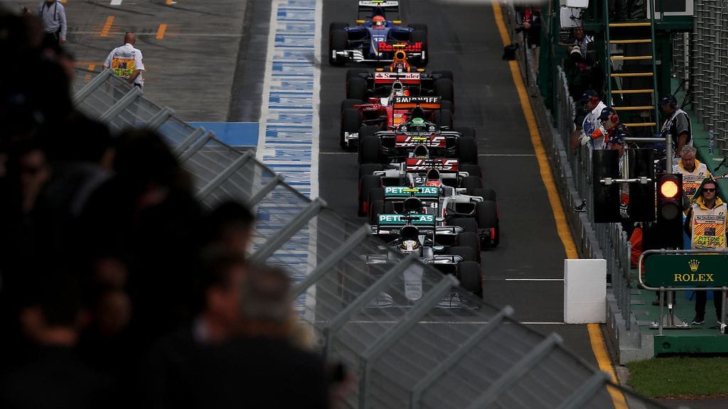 Maailmanmestari Lewis Hamilton johdatti muut kuljettajat kauden ensimmäiseen, uusittuun aika-ajoon Melbournessa viime viikonloppuna.