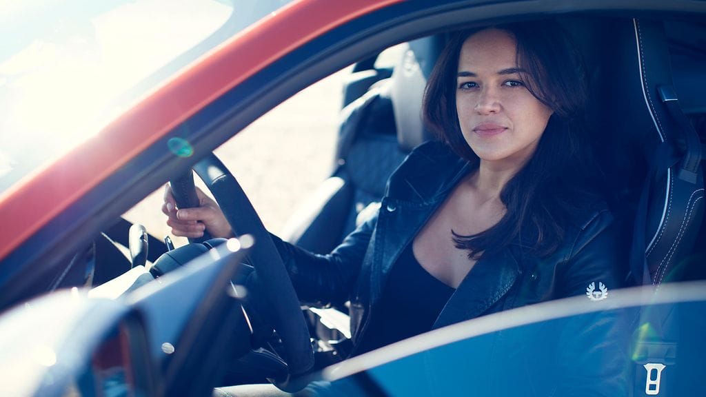 Michelle Rodriguez Jaguar F-Type SVR:n puikoissa.