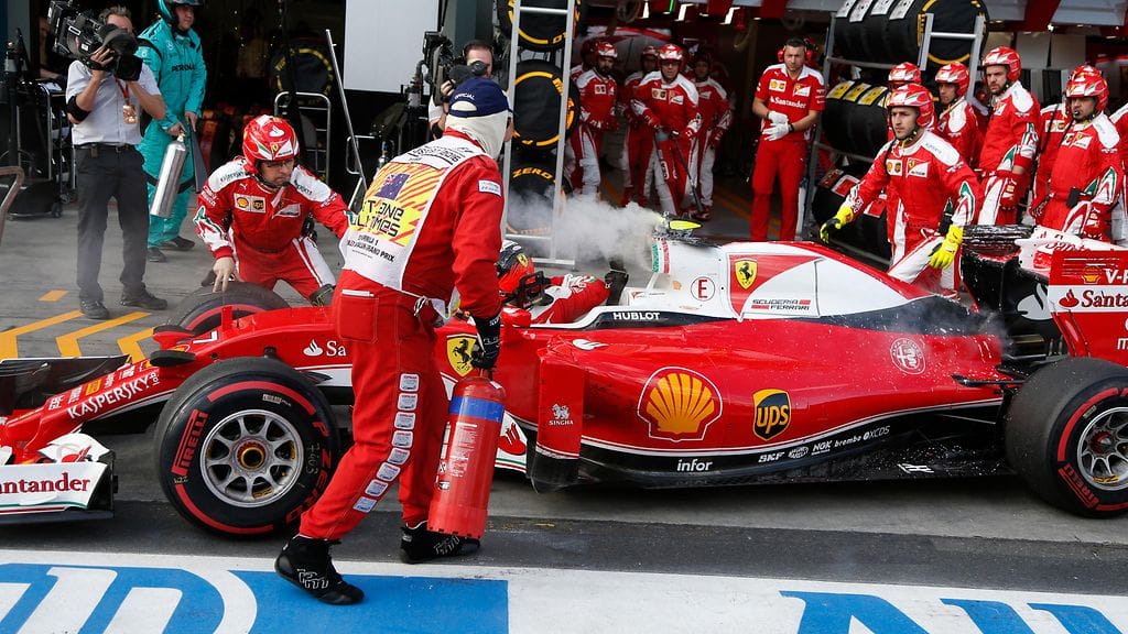 Kimi Räikkösen Ferrarista lyöneet liekit sammutettiin varikolla.