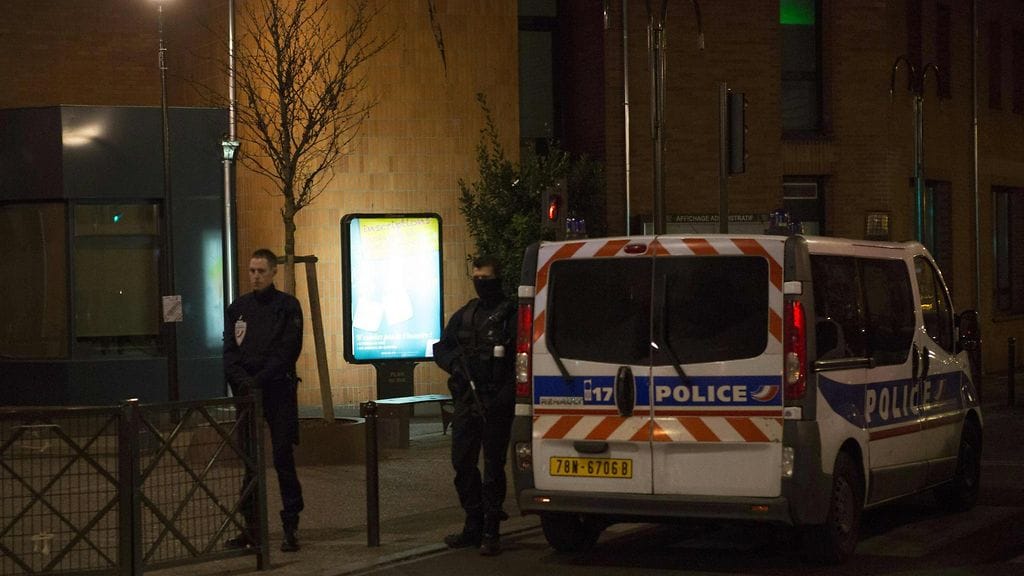 Viranomaisia ratsioiden aikaan Argenteuilin esikaupunkialueella Pariisin keskustan koillispuolella.