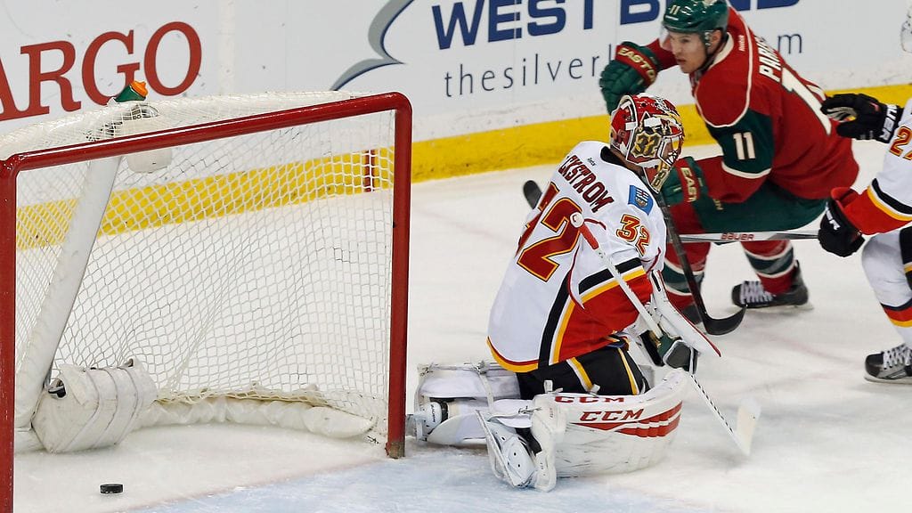 Zach Parise piinasi Niklas Bäckströmiä torstaina.