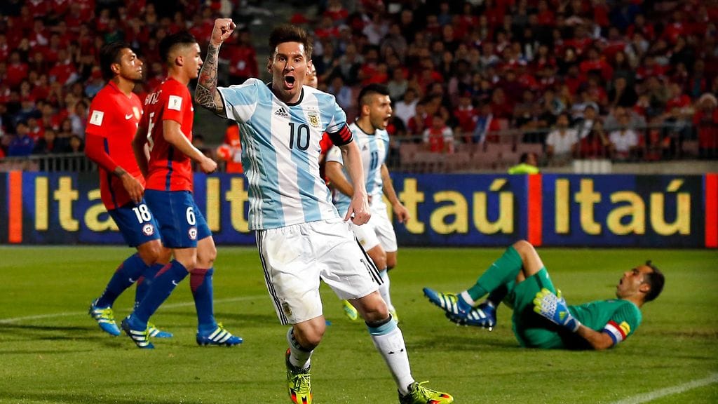 Lionel Messi juhlii Gabriel Mercadon 2-1-voittomaalia.