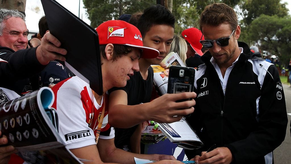 Jenson Button (oik.) antamassa nimikirjoituksia Australian GP:ssä.