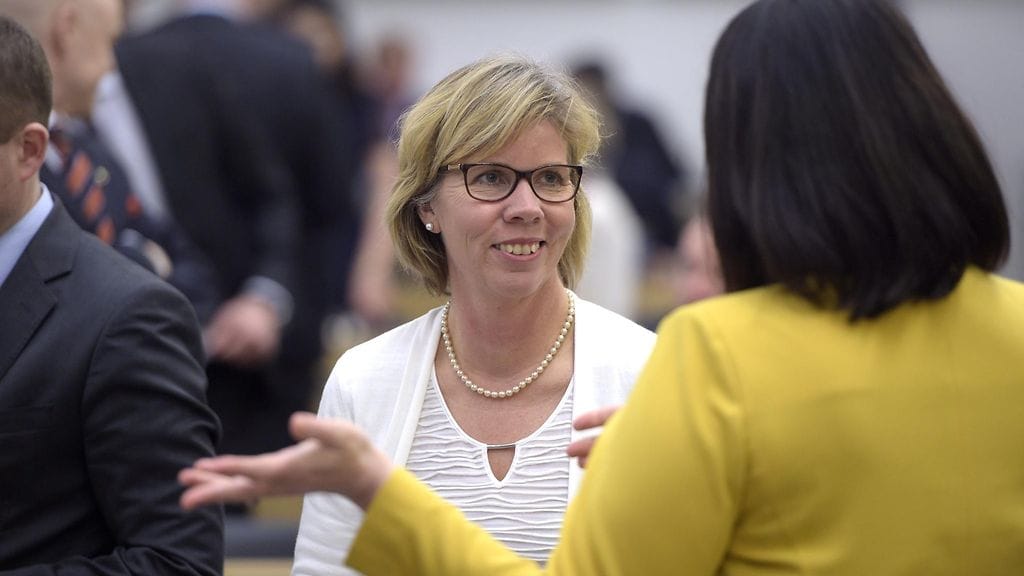 RKP:n Anna-Maja Henriksson ja Mikaela Nylander (oik.) eduskunnan suullisella kyselytunnilla 17. maaliskuuta 2016.