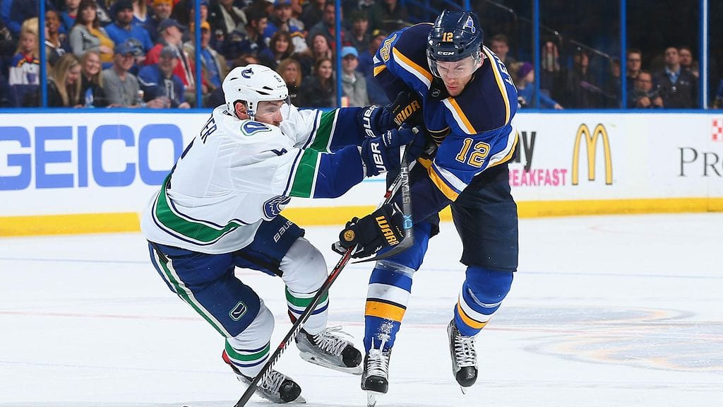 Jori Lehterä (oik.) taistelussa Canucksin Yannick Weberin kanssa.