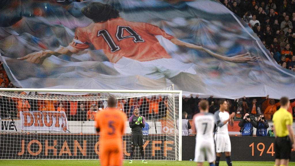 Pelaajat taputtivat Cruyffin muistolle 14. minuutilla.