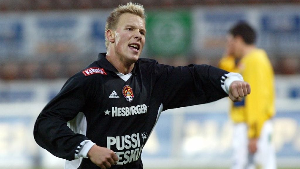 Jokereiden Petri Helin tuulettaa maalia vuonna 2002.