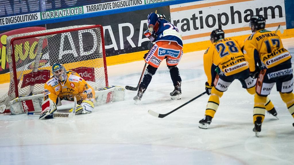 Tapparan Patrik Laine iski toisessa erässä läpiajomaalin.