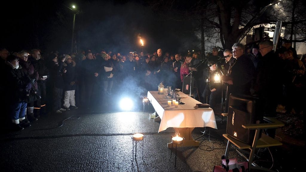 Piispa Samuel Salmi puhuu pääsiäisyön messussa Ylivieskan tuhoutuneen kirkon raunioilla keskiyöllä 27. maaliskuuta 2016. Poliisi on ottanut yhden miehen kiinni kirkkopaloon liittyen. Kirkkopaloa epäillään tahallaan sytytetyksi, ja mies on alustavissa puhutteluissa myöntänyt syyllisyytensä.