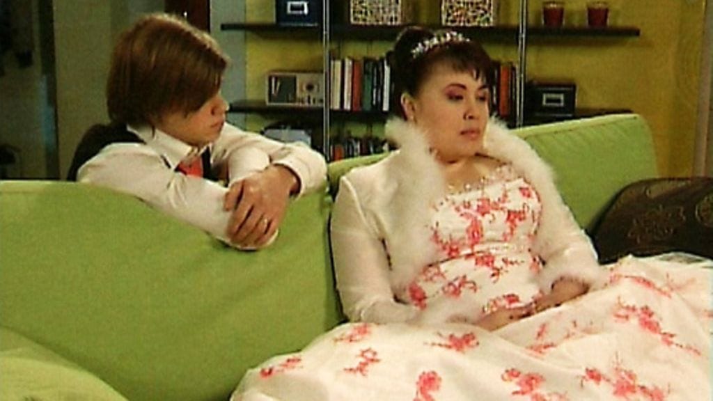 Salatut elämät – Tuomo lepyttelee Sallaa.