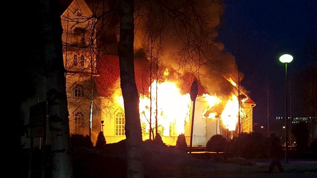 Ylivieskan historiallinen kirkkorakennus tuhoutui lähes täysin pääsiäislauantaina sattuneessa tulipalossa.