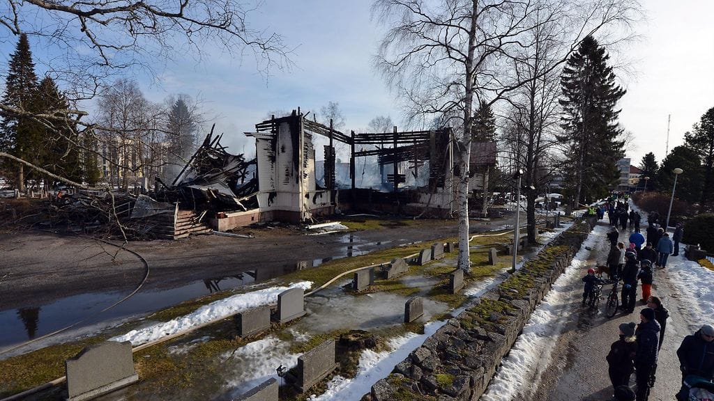 Ylivieskan 1700-luvulla rakennettu puukirkko tuhoutui tulipalossa 26.3. Paloa tutkitaan törkeänä tuhotyönä.