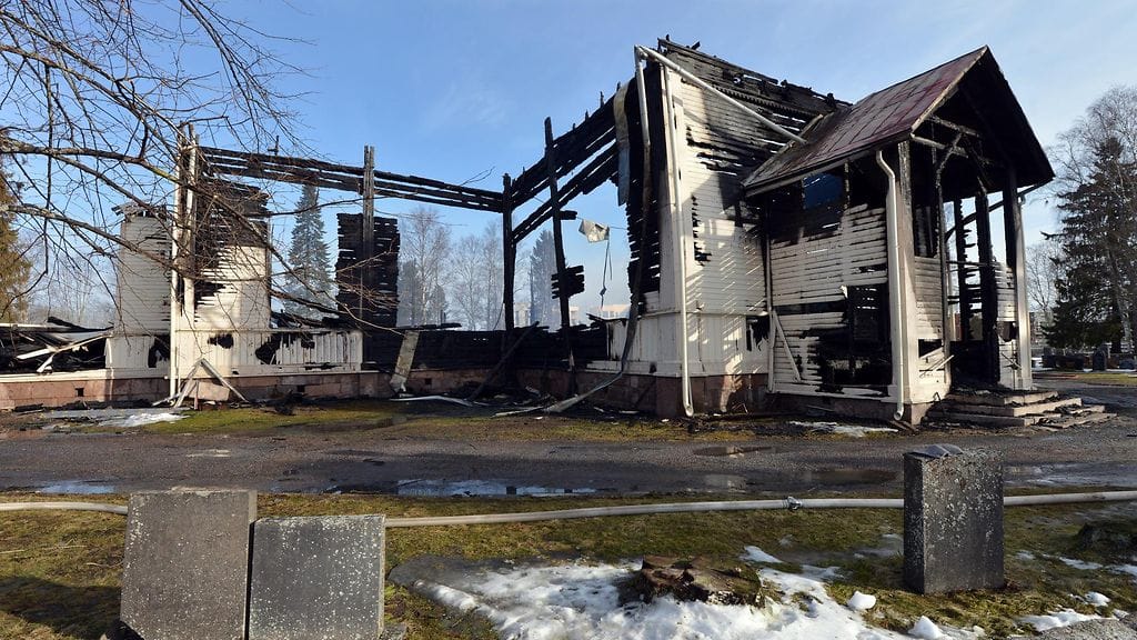 Ylivieskan historiallisen puukirkon rauniot Pohjois-Pohjanmaalla 27. maaliskuuta 2016. Vuonna 1786 valmistunut Ylivieskan puukirkko poltettiin maan tasalle maaliskuussa.