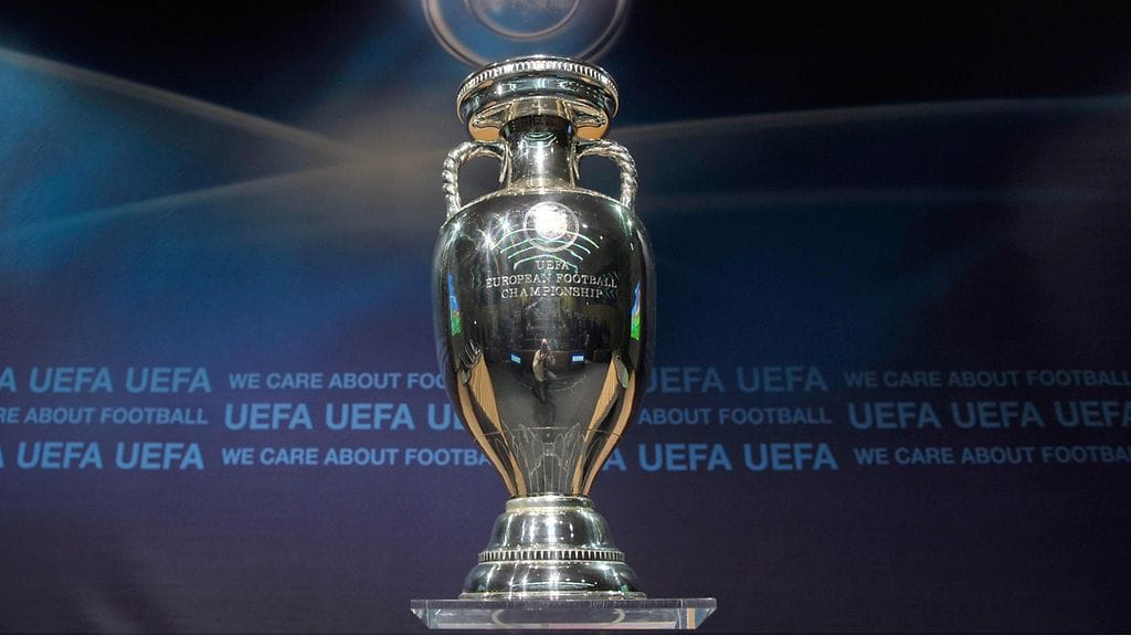 EM-jalkapallon voittopokaali