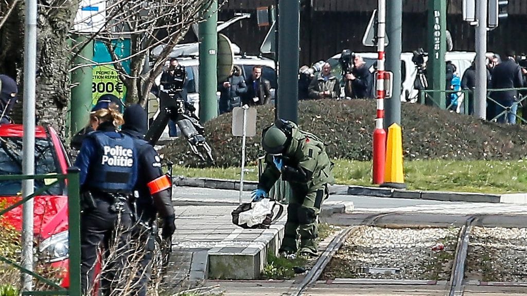 Belgian poliisin erikoisjoukkojen mies tutkii epäilyttävää pakettia Schaerbeekin lähiössä Brysselissä 25.3. Maassa on tehty terrori-iskujen jälkeen lukuisia poliisioperaatioita.