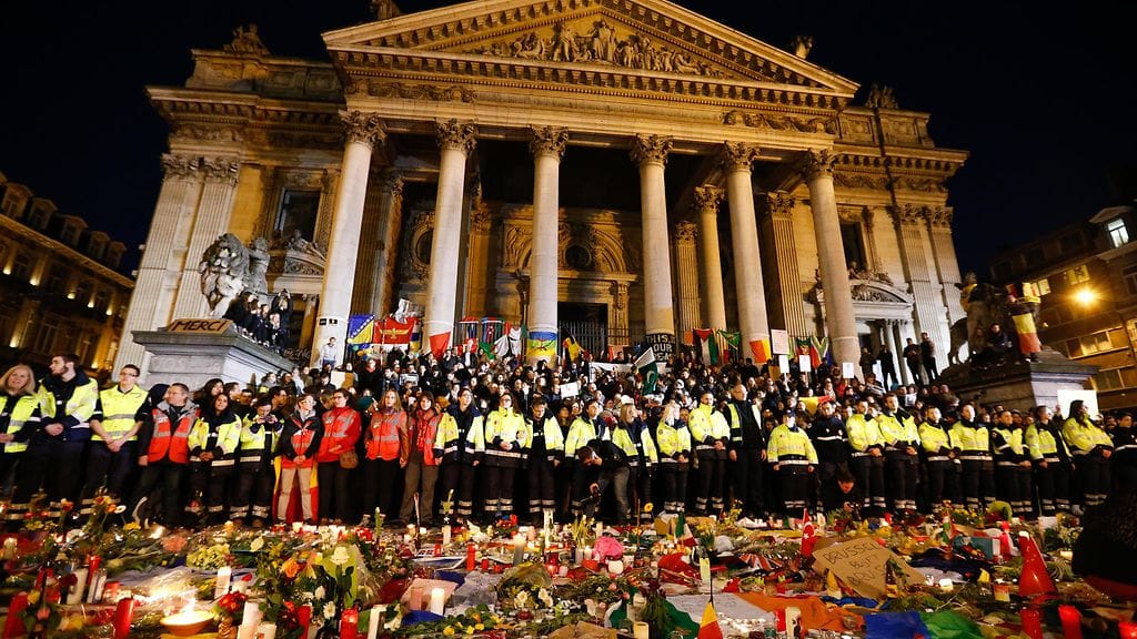 Belgian pelastustoimi piti hiljaisen hetken Brysselin terrori-iskun uhreille Place de la Boursen edessä 25.3.