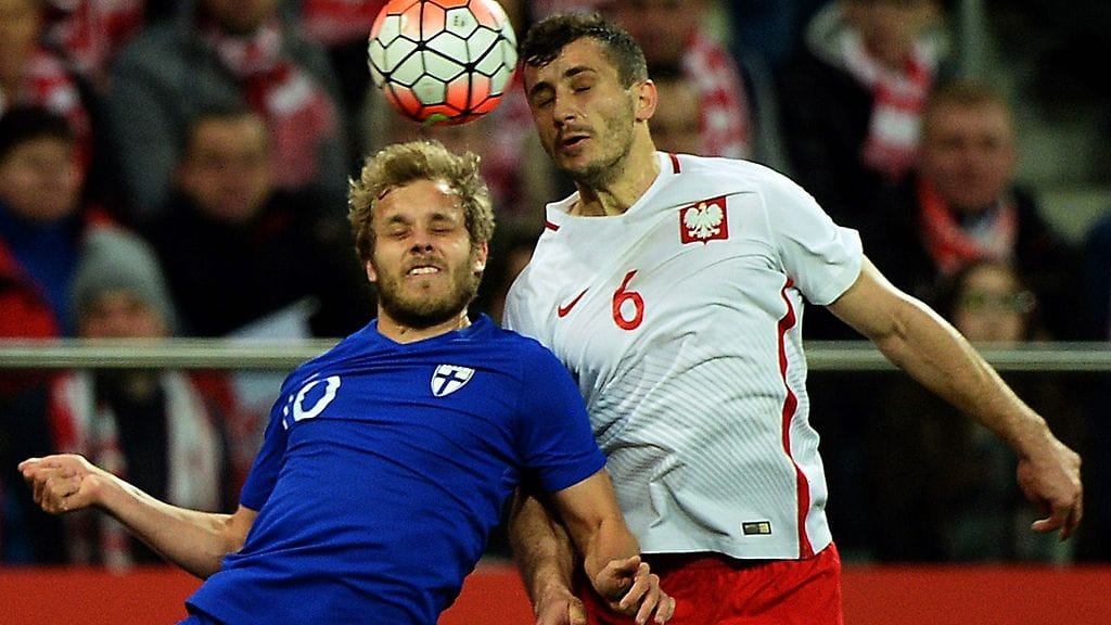 Teemu Pukki ja Puolan Tomasz Jodlowiec pääpallossa.